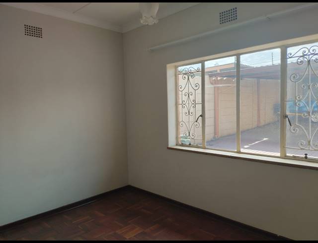 6 BEDROOM HOUSE FOR SALE IN SUNNYRIDGE